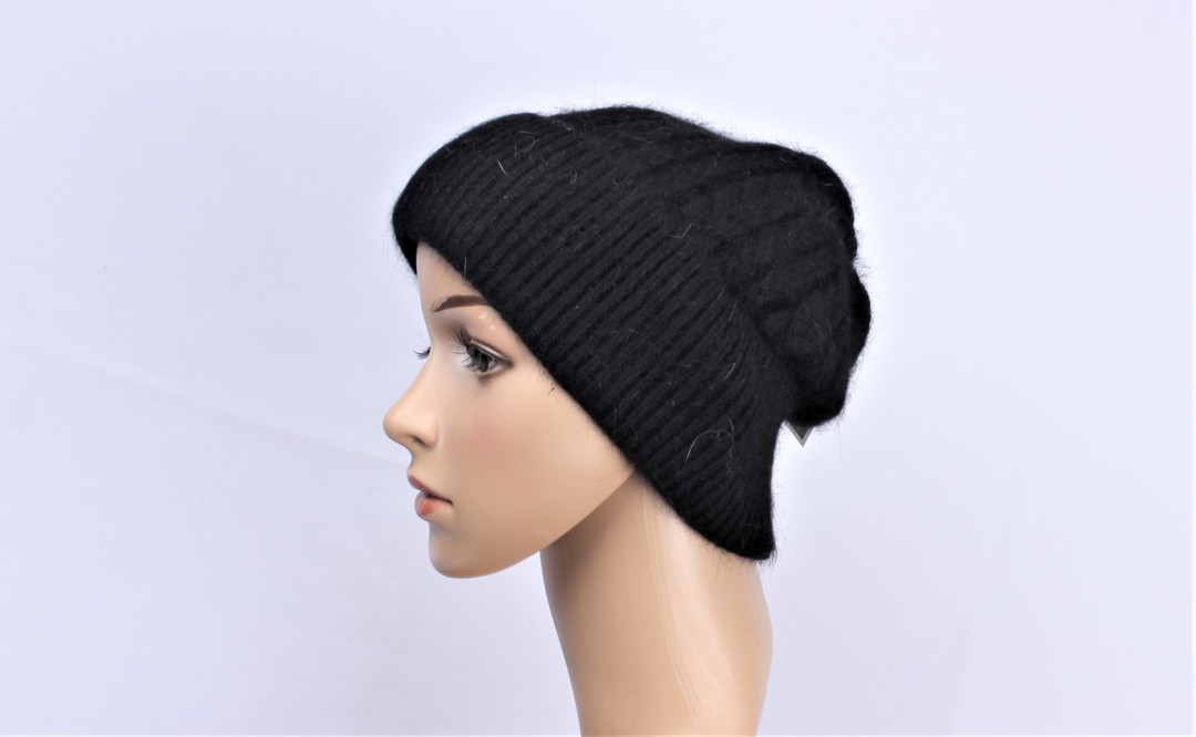 Head Start beanie in cabled soft cashmere for  comfort and warmth black STYLE : HS/4948BLK image 0